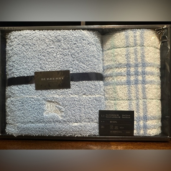 Authentic Burberry Towel gift set NIB - Picture 2 of 4